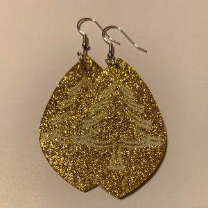 NWT Drop faux leather earring set 🎄 On gold